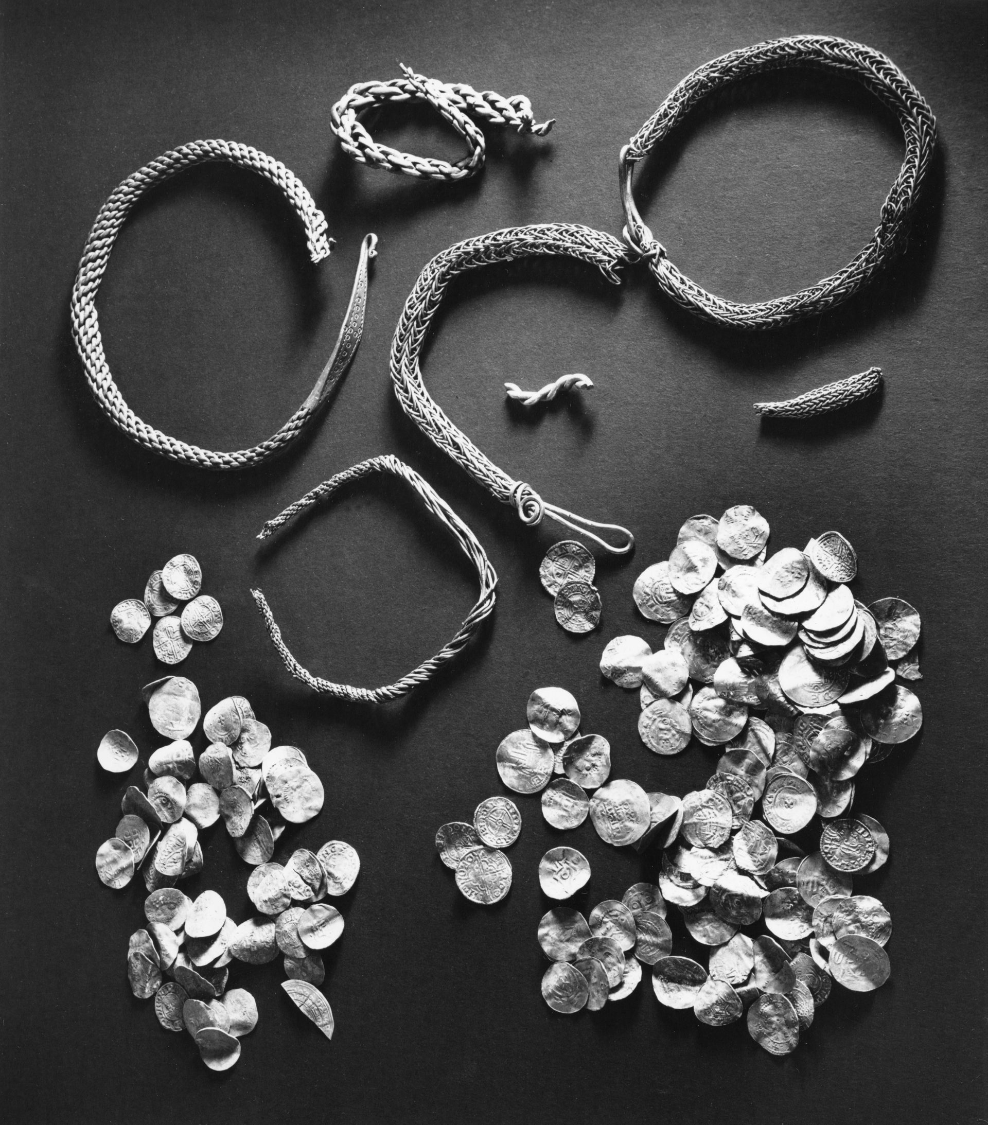 Bild av mynt och smycken som ingick i Sandaskatten.