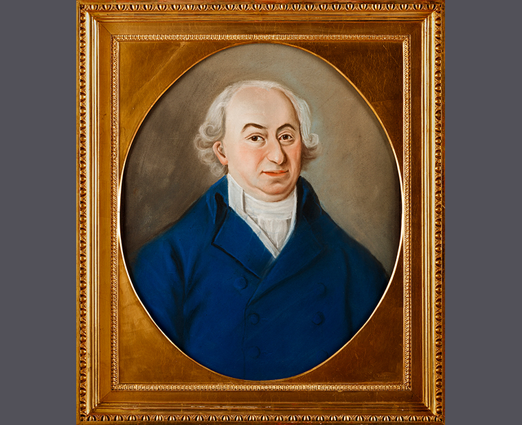 Målat porträtt av man med vitt hår, blå rock och vit skjorta. Ramen är förgylld.
