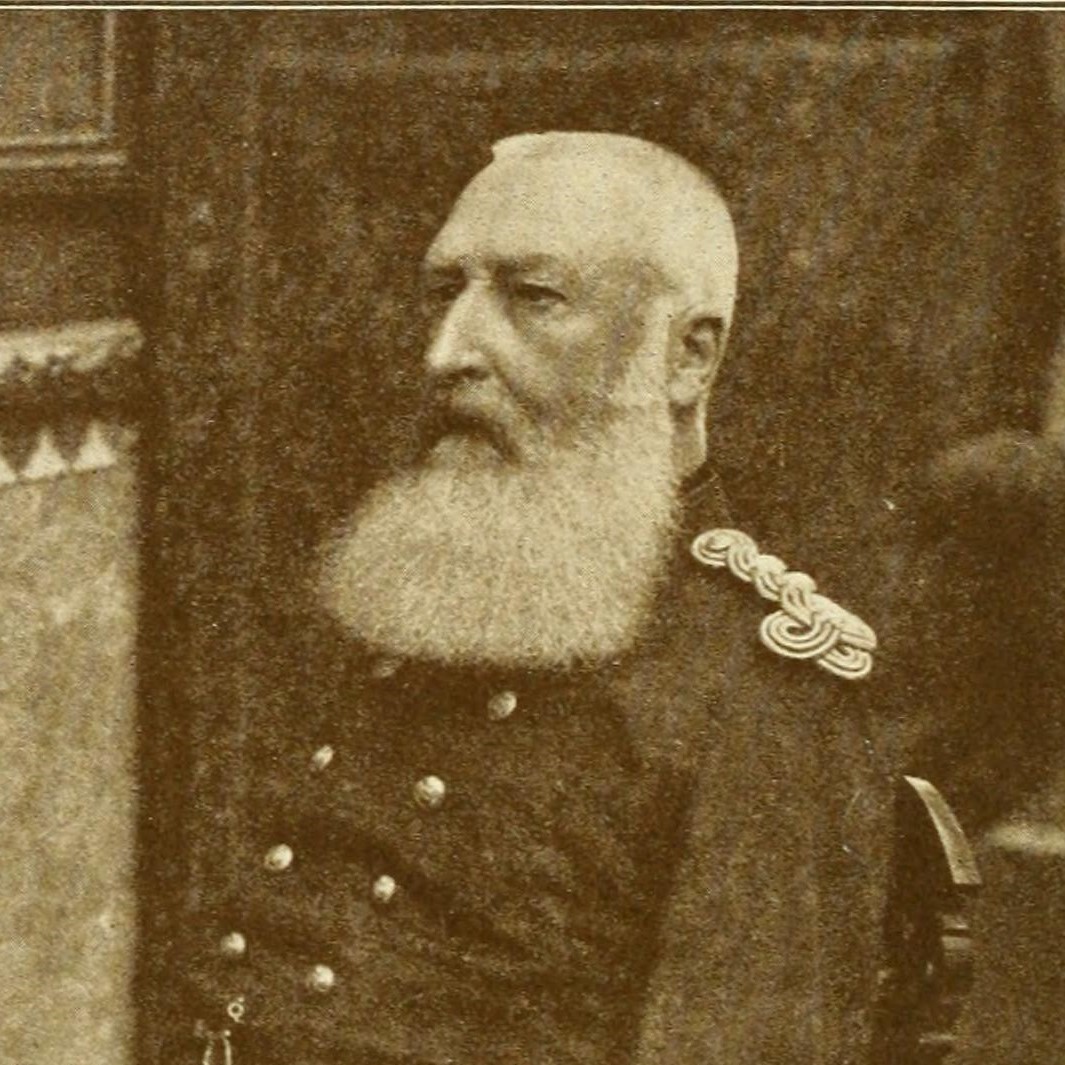 Svartvitt foto av Leopold II, klädd i uniform och med ett stort vitt skägg.