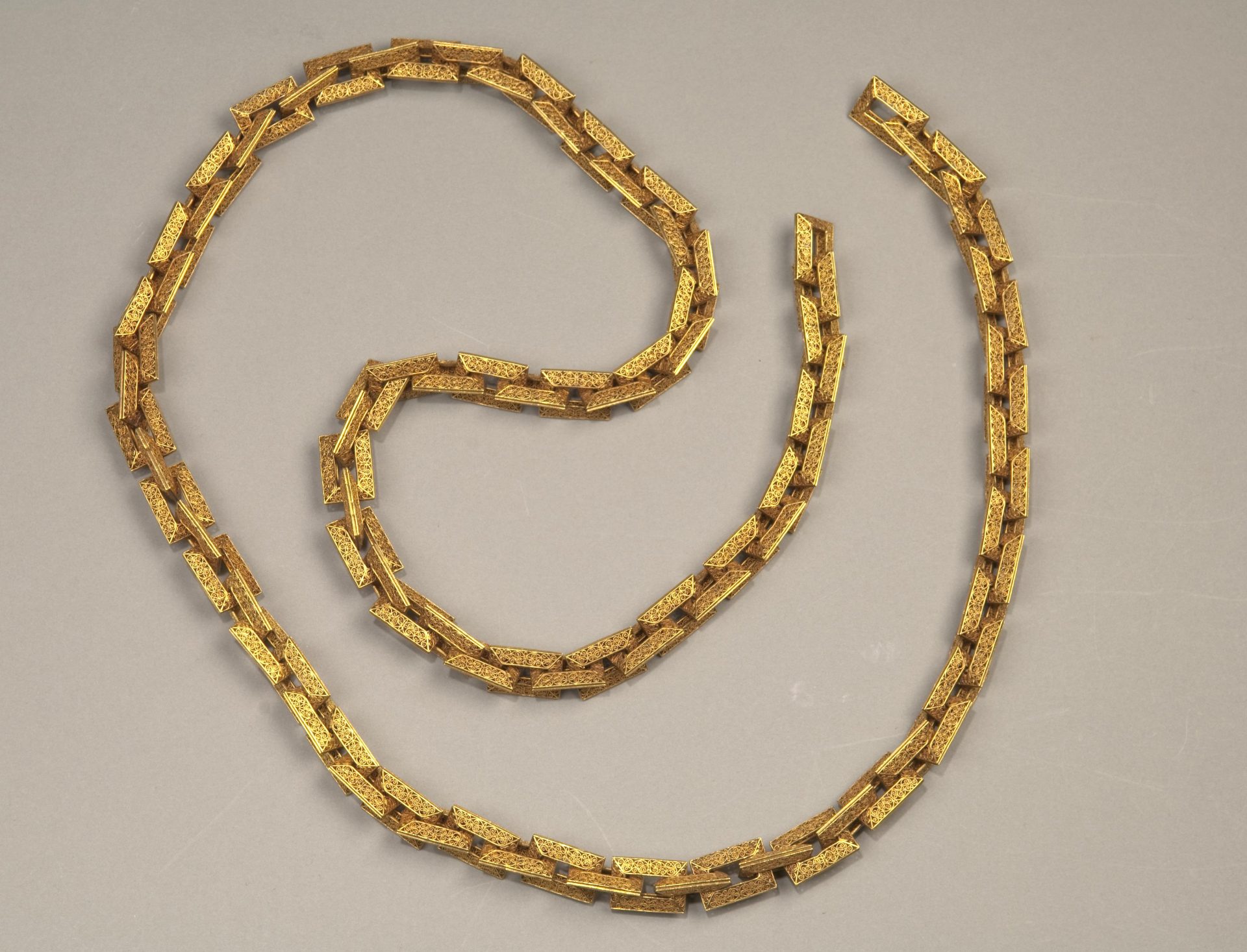 En stor och tung guldkedja med fyrkantiga länkar.