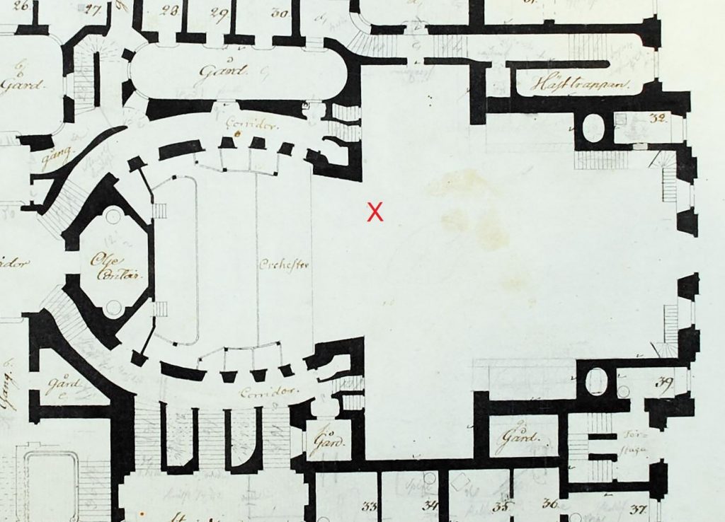 Planritning av gamla operahuset. Ett rött kryss vid scenens framkant visar var Ankarström sköt Gustav III.
