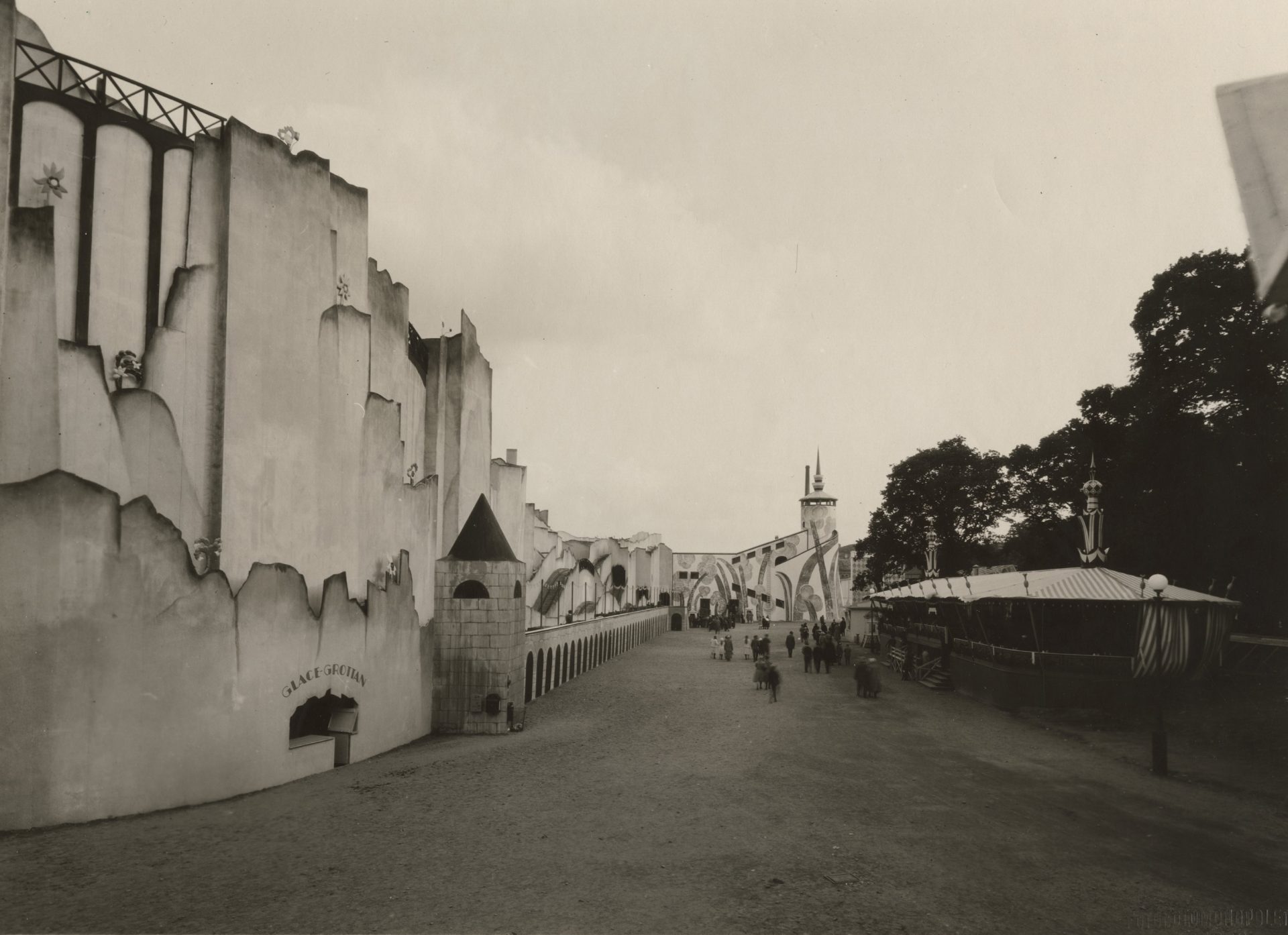 Svartvit bild från utställningen i Göteborg 1923. I förgrunden en byggnad med skylten "Glace-grottan".