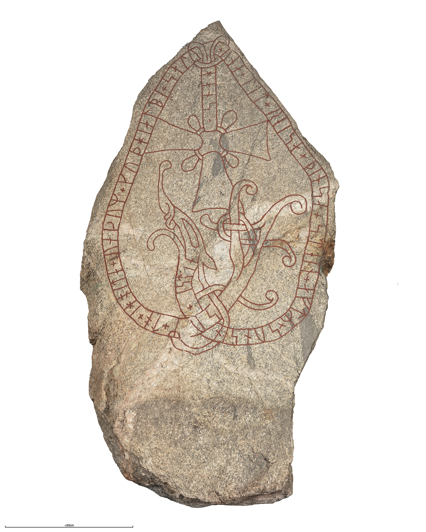 En spetsig runsten av granit med röd textslinga. I mitten syns ett kors och ett drakhuvud.