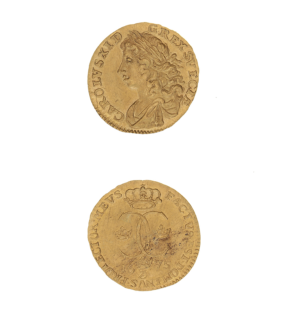 Guldmynt. Båda sidorna visas. På ena sidan ett ansikte och text som säger att det är Karl XI. På andra sidan kungens monogram.