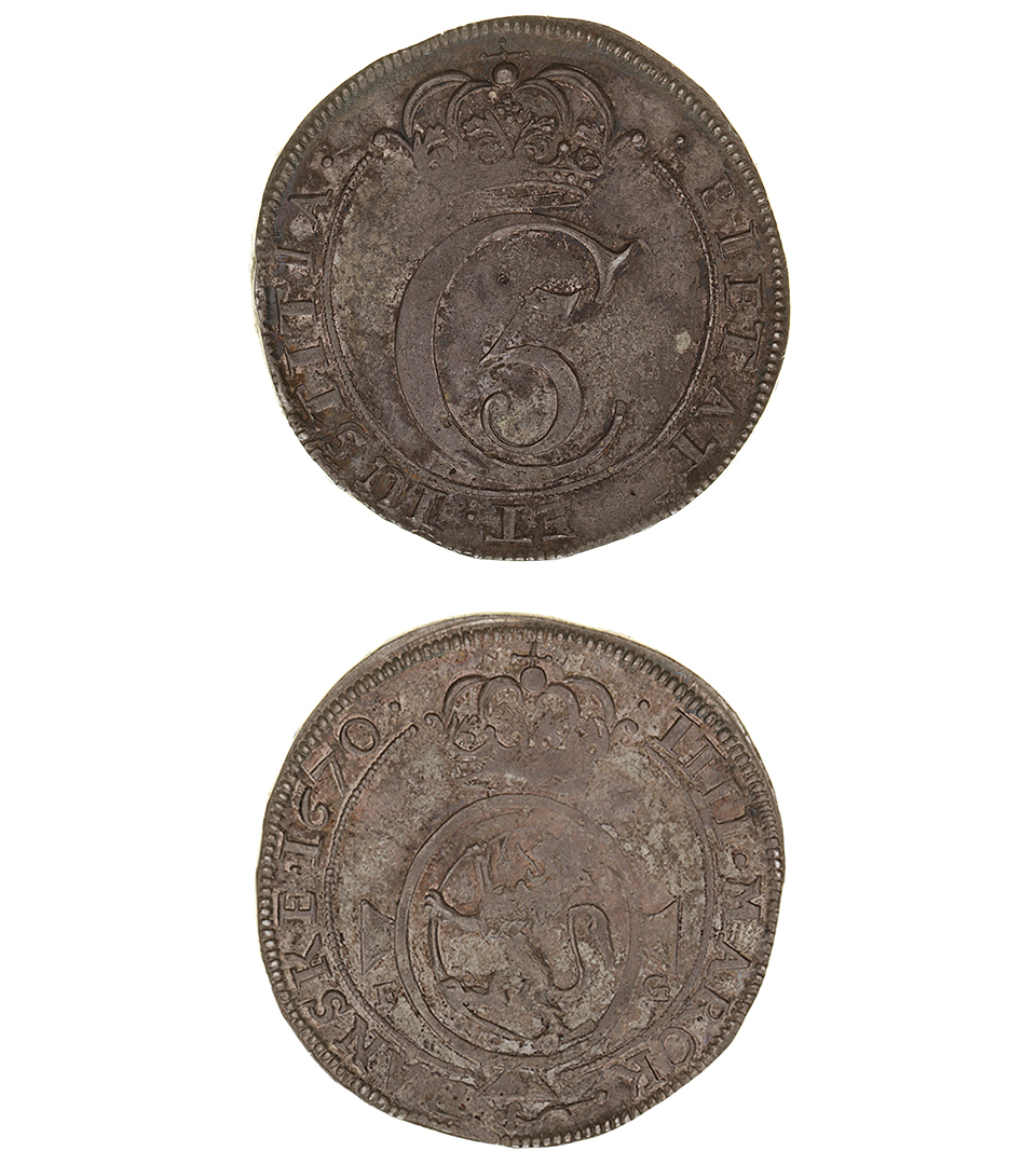 Silvermynt som har blivit ganska svart. På ena sidan ett C med en femma i och en krona över. På andra sidan ett lejon.
