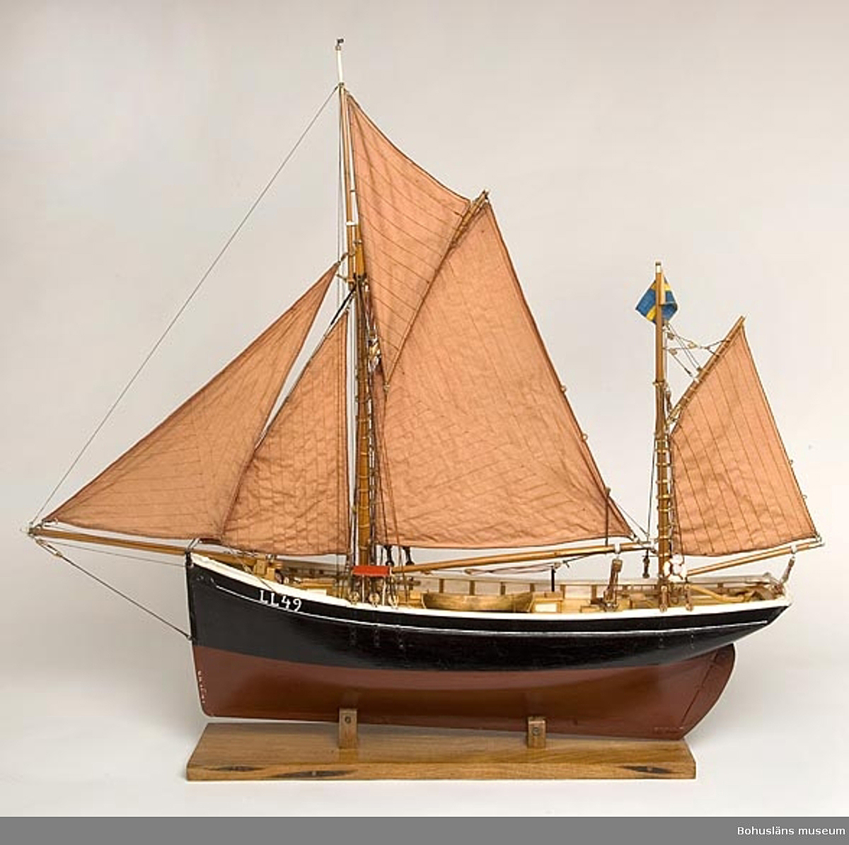 En modell av en segelbåt med två master.