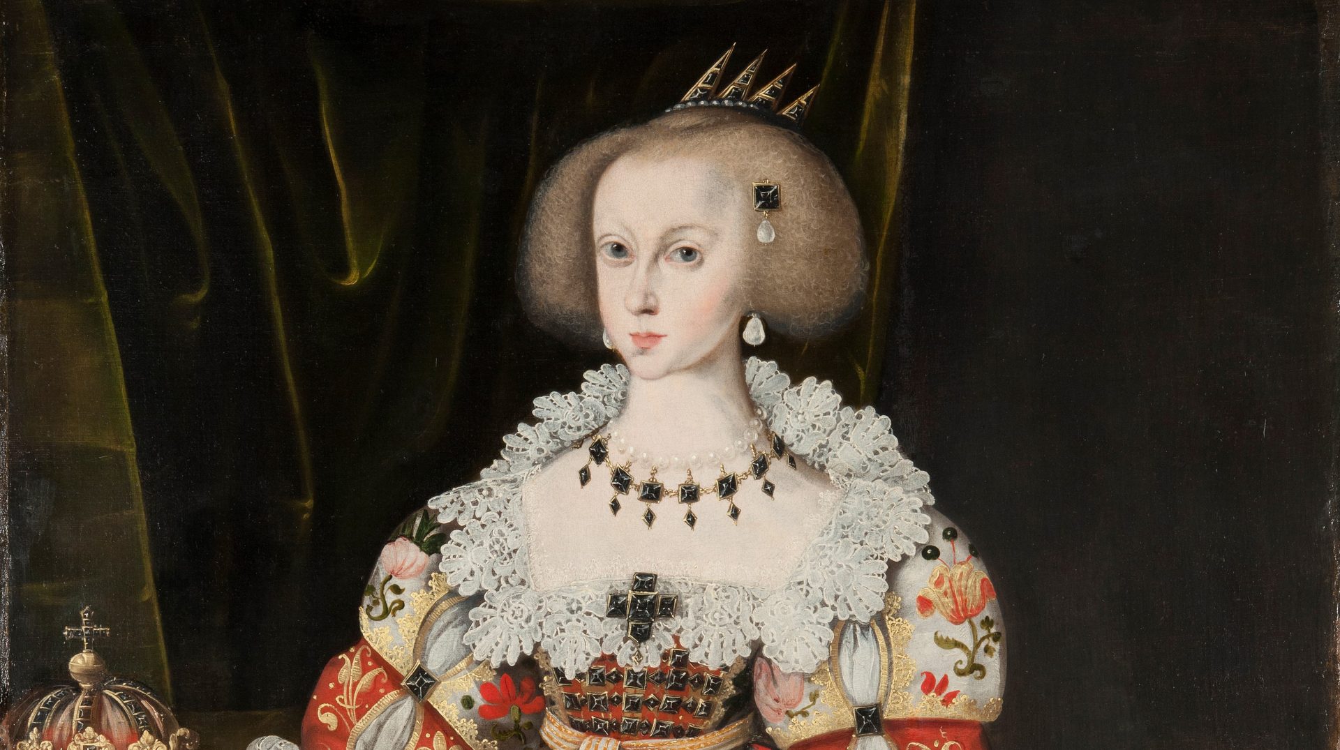 En flicka uppklädda med 1600-tals klänning och smycken, en målad tavla.