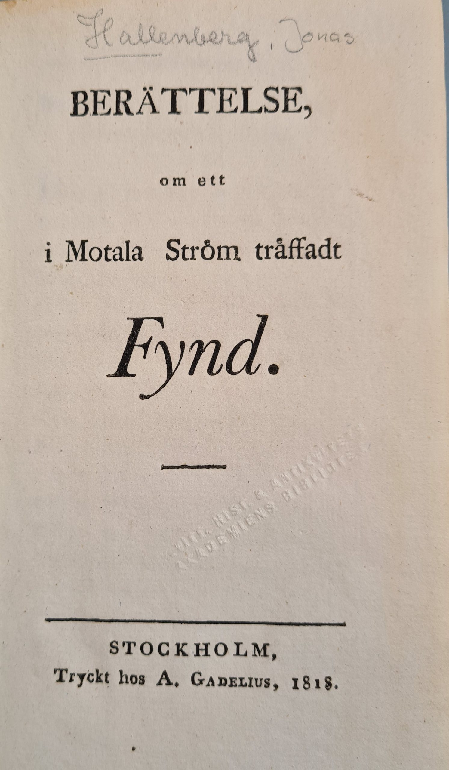 En sida ur en bok med texten "Berättelse om ett i Motala ström träffat fynd."