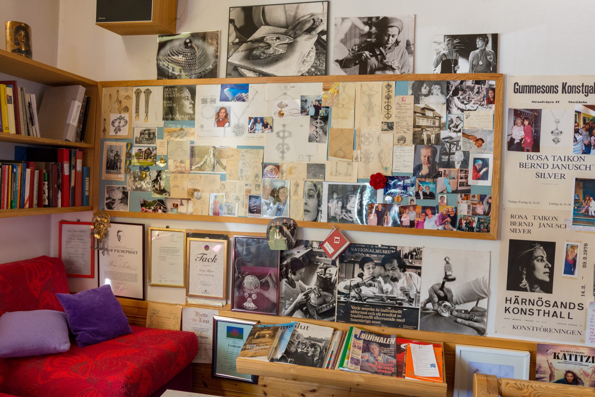 En vägg med en anslagstavla och en stor mängd foton, papper och tidningsurklipp.