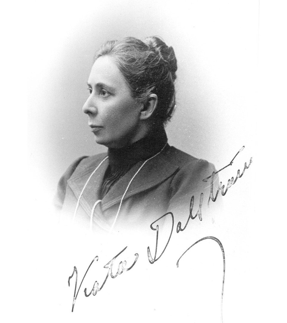 Svartvitt fotografiporträtt på en kvinna vänd åt vänster. Hennes namnteckning är skriven tvärs över fotot.