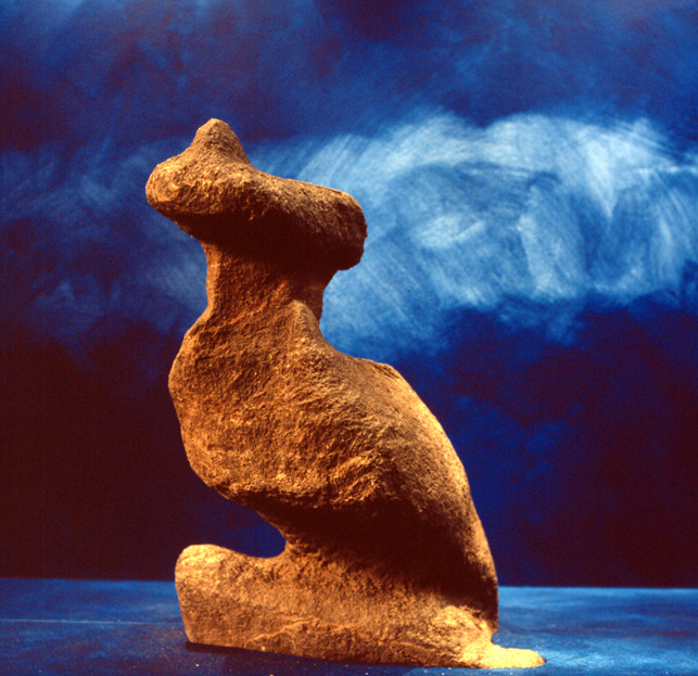 En samisk staty kallad siejdde, i sten.