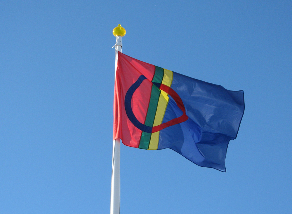 En samisk flagga mot en blå himmel