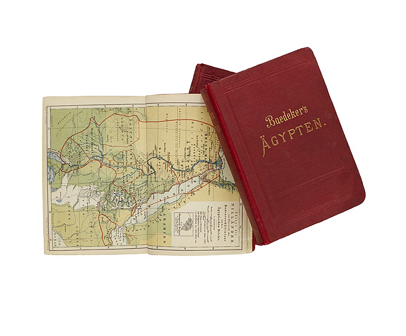 Liten röd bok med texten Ägypten i guld. En karta sticker ut ur boken.