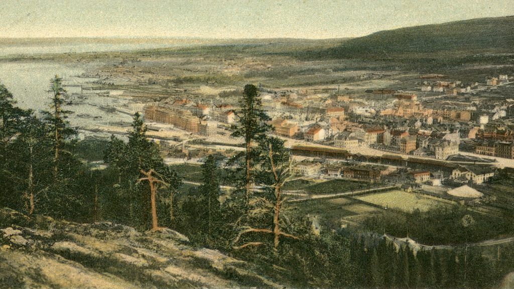 Kolorerat vykort som föreställer en utsikt över Sundsvall.