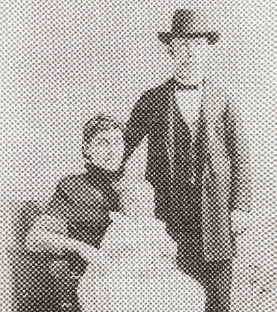Svartvitt foto av en kvinna, en man och ett litet barn.