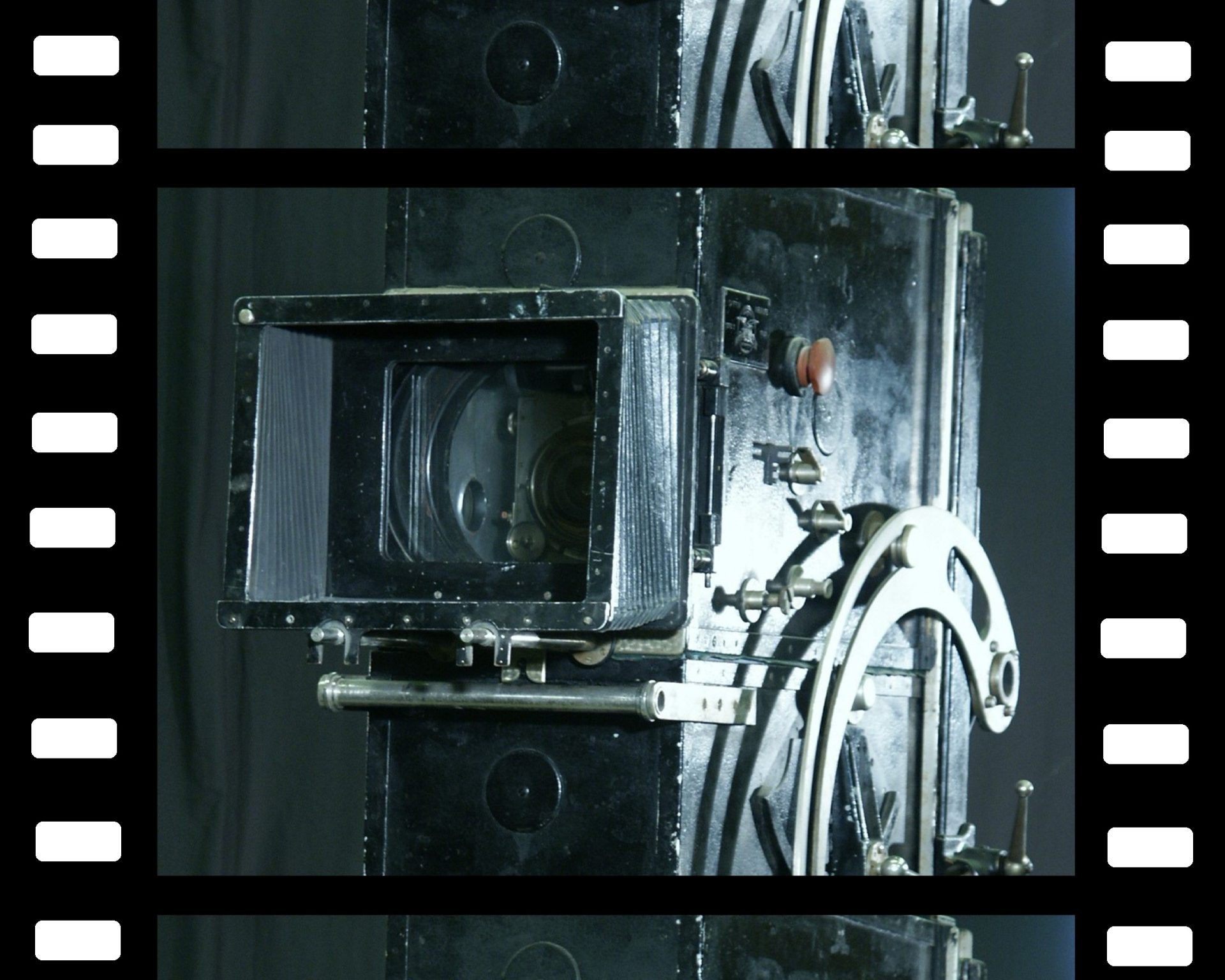 En gammaldags filmkamera i svartvitt