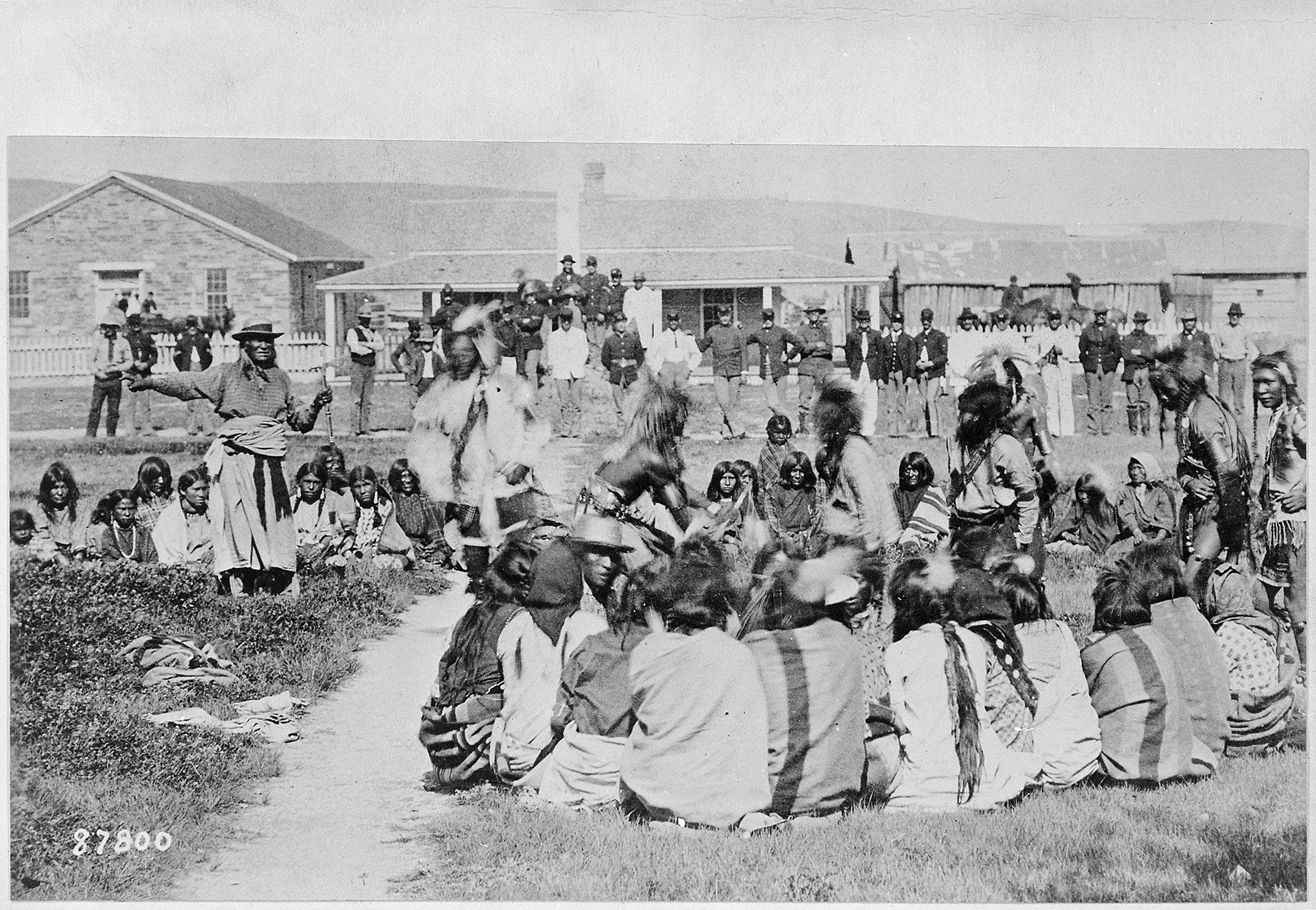 Svartvitt foto som visar amerikansk ursprungsbefolkning och vita soldater.