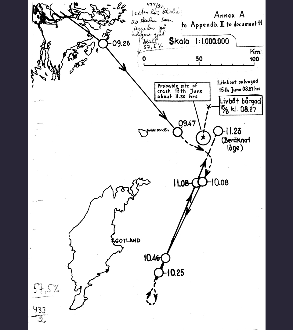 Handritad, svartvit karta som visar flygplanets rutt, med tidsmarkeringar.