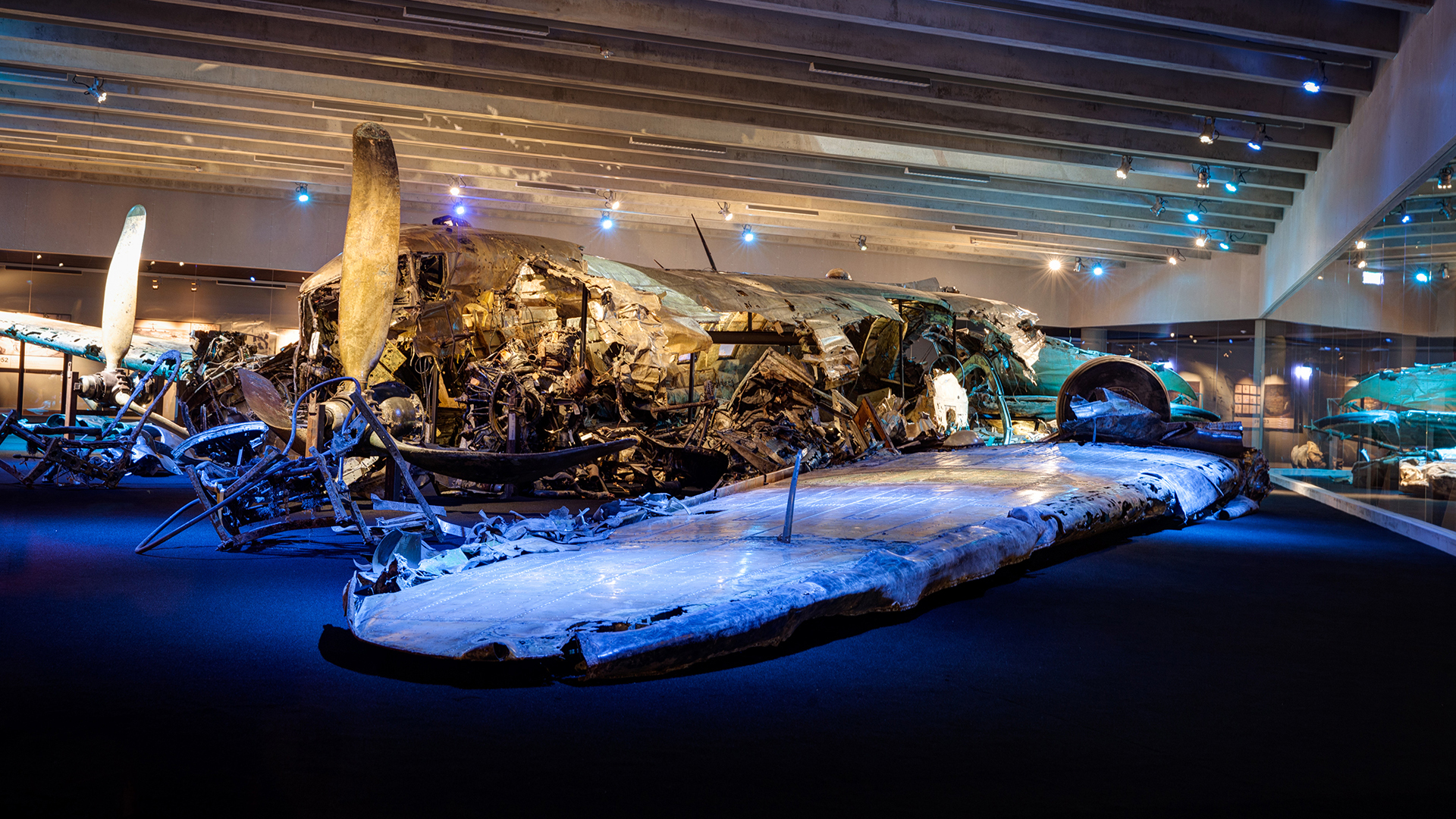 Ett flygplansvrak som ligger i en museilokal.
