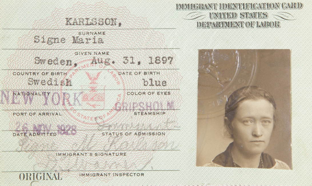 Ett gammalt ID-kort för immigranter med text till vänster och foto till höger.