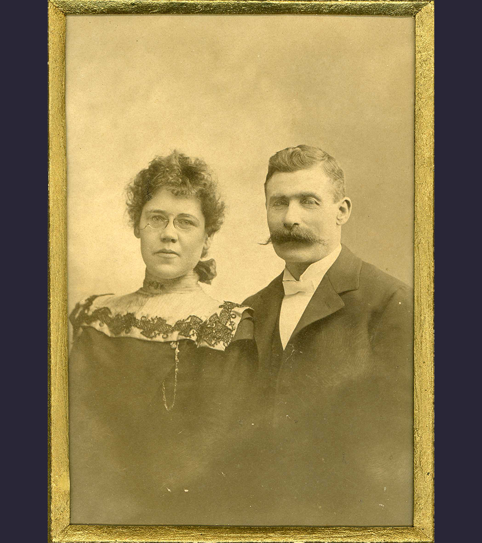 Svartvitt foto av en man och en kvinna.