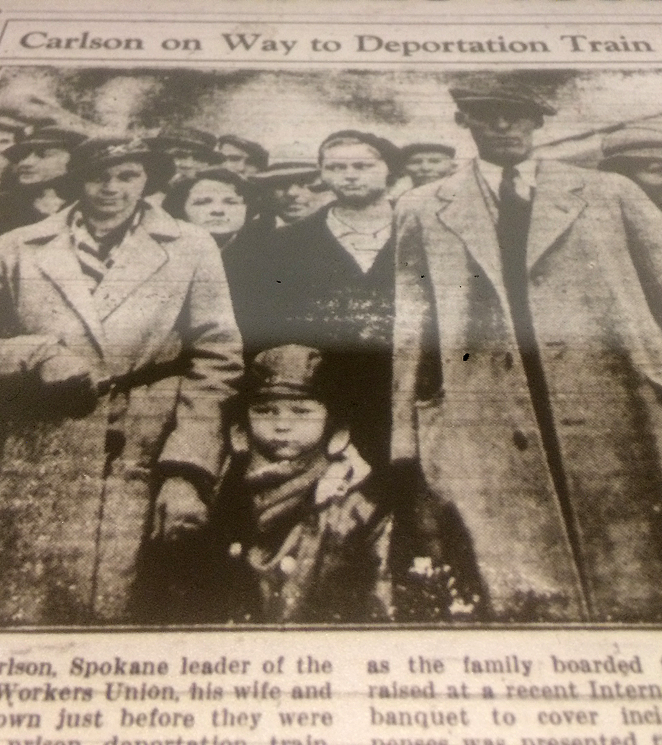 Tidningsurklipp med en bild på fyra vuxna och ett barn som går mot kameran.