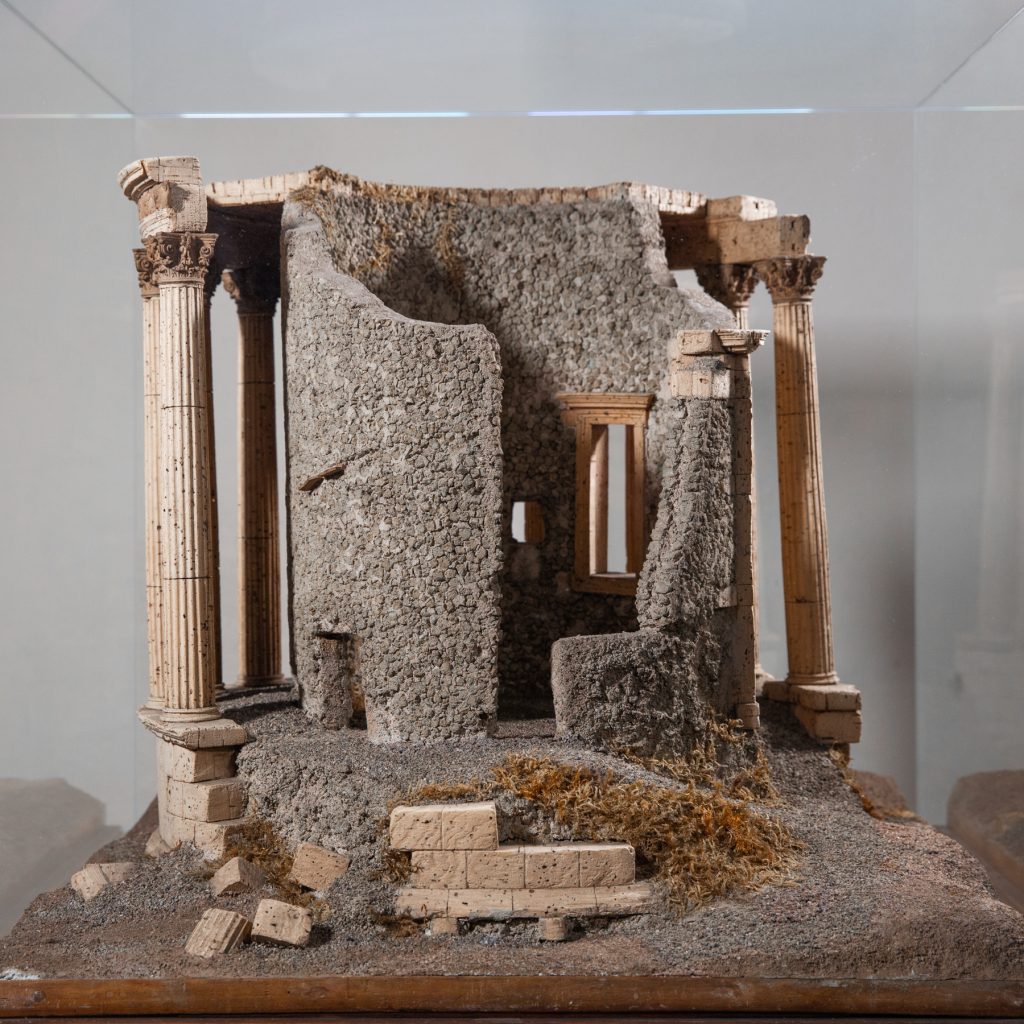 En ruin av ett tempel tillverkad i kork