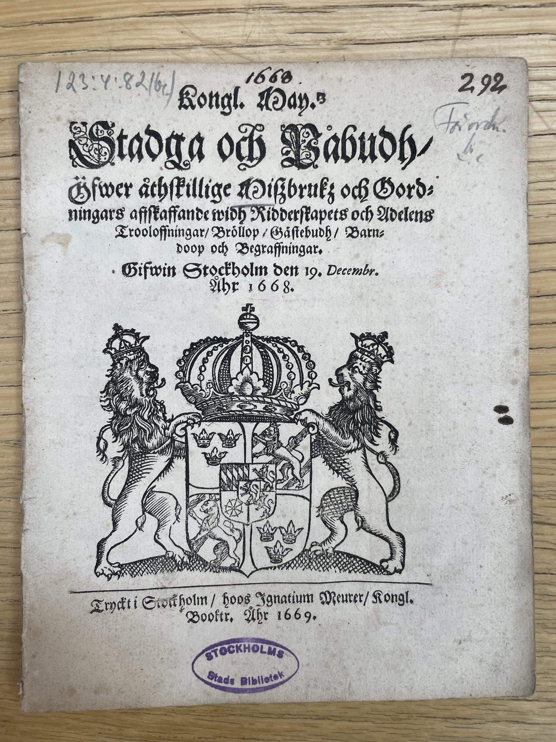 En äldre skrift med ett vapen med krona och två lejon