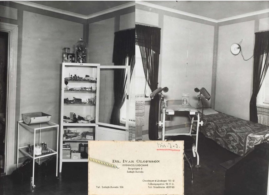 scvartvitt foto av rum med gynekologstol, säng och hylla med utrustning ett visitkort sitter på fotot