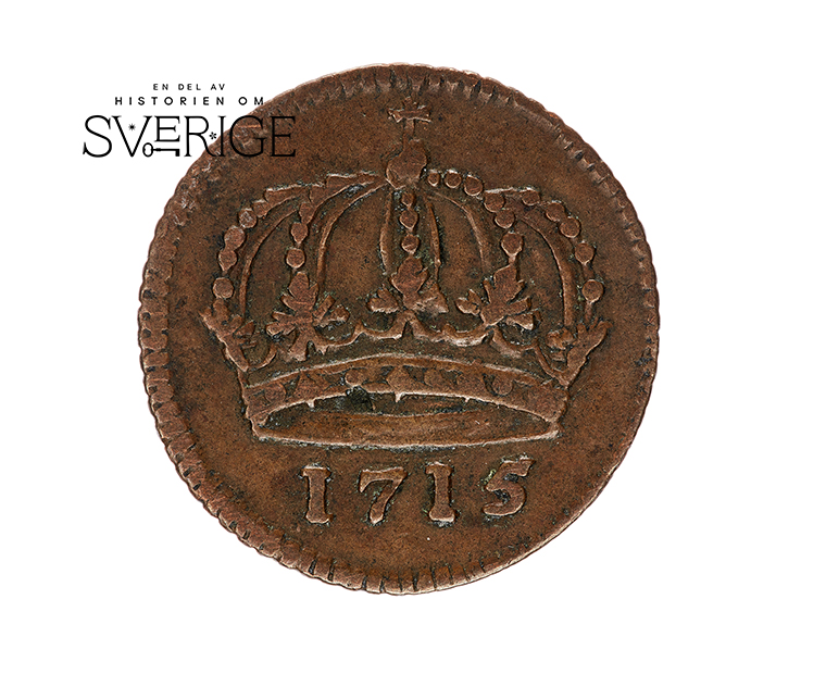 Kopparmynt med kunglig krona och årtalet 1715.