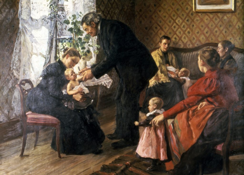 Målning med en man i mörk kostym som vaccinerar ett litet barn. Runt omkring sitter flera kvinnor och barn.