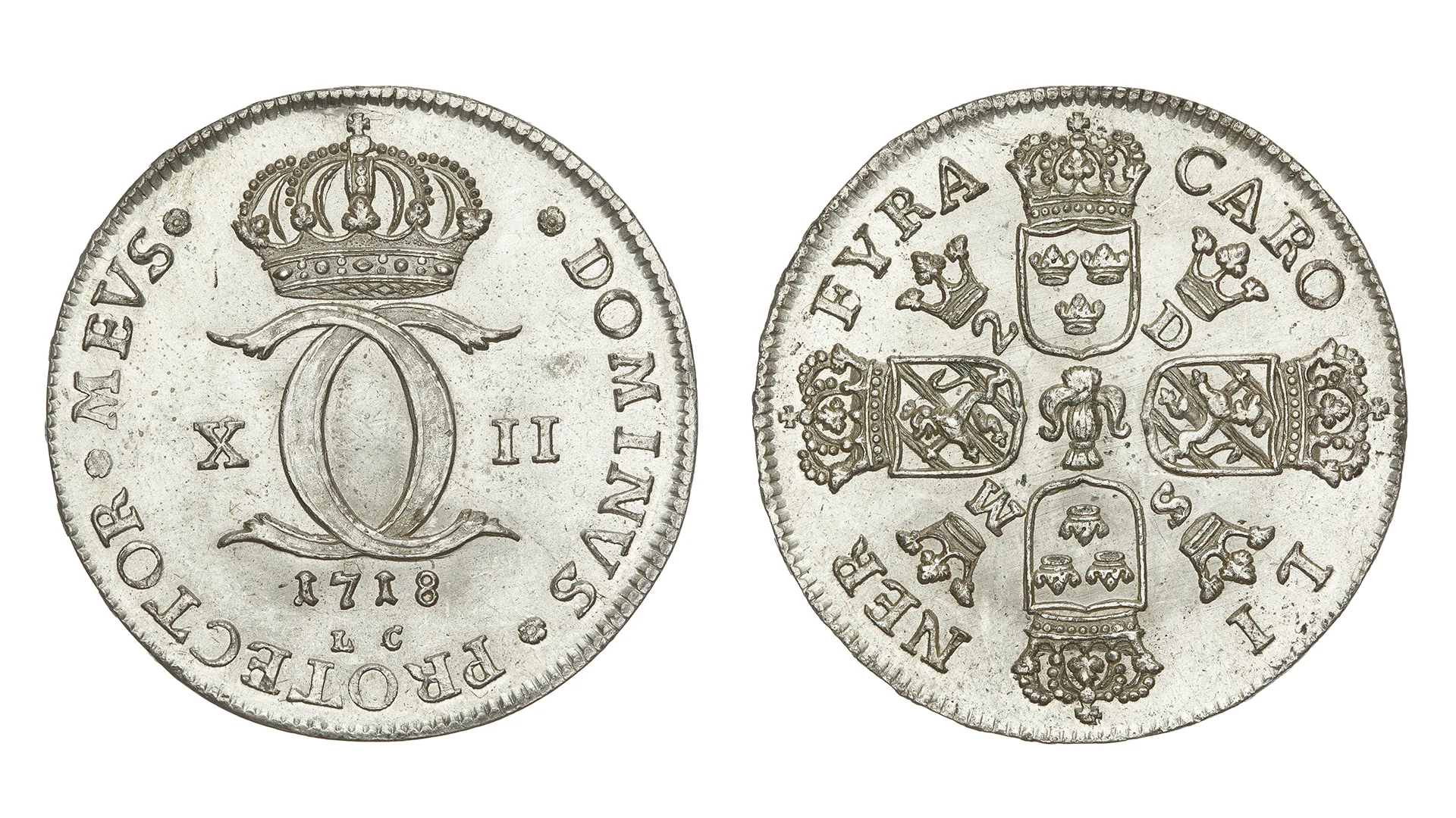 Fram och baksida av ett silvermynt. På ena sidan syns Karl XII:s namnchiffer, på andra står värdet.