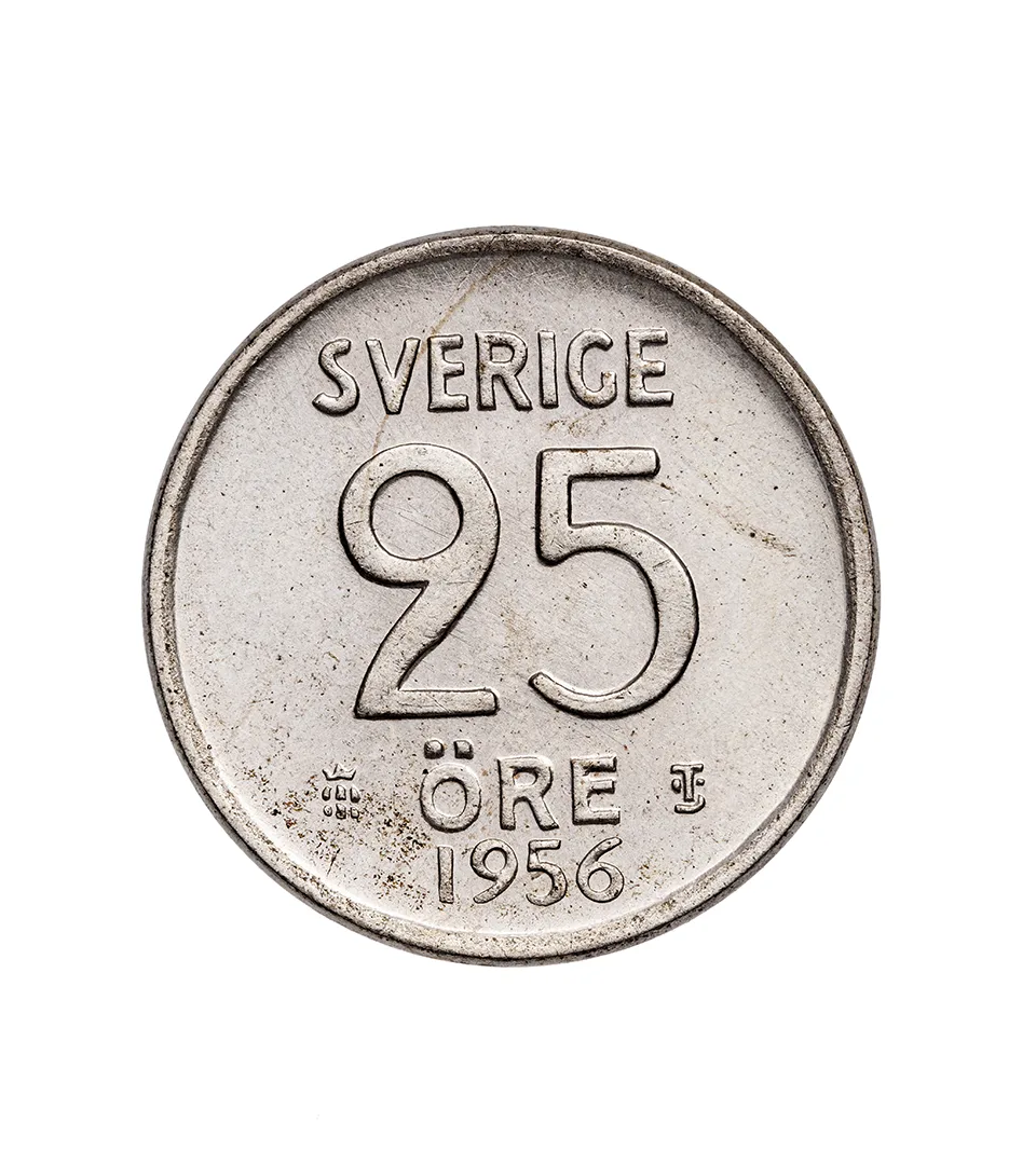 Silverfärgat mynt med texten Sverige 25 öre 1956..