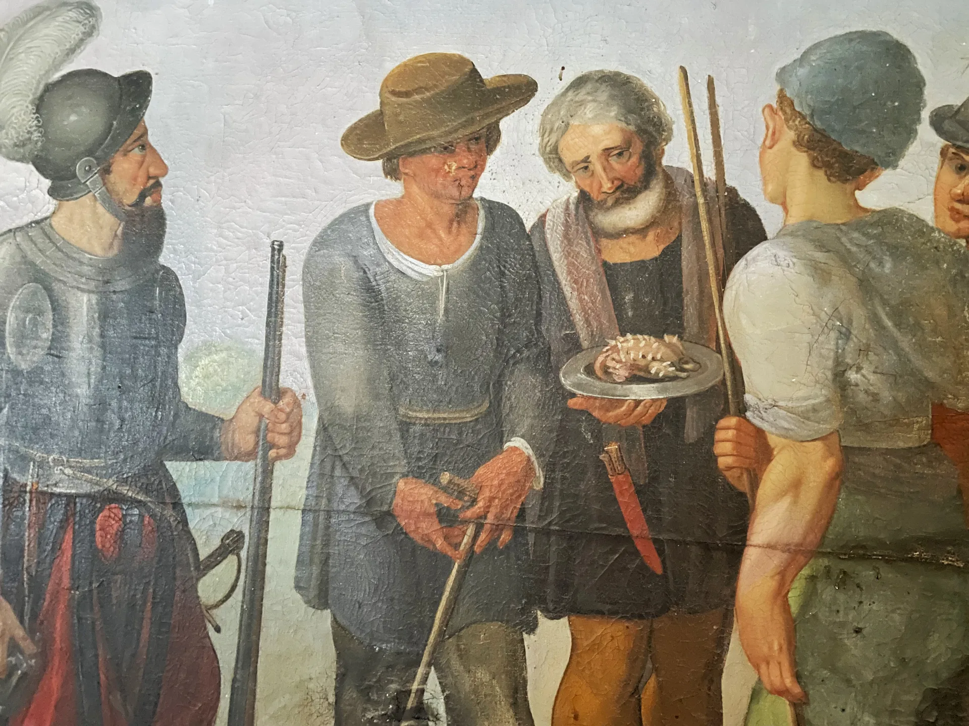 Fem personer som tittar på en tallrik med något rosa på.