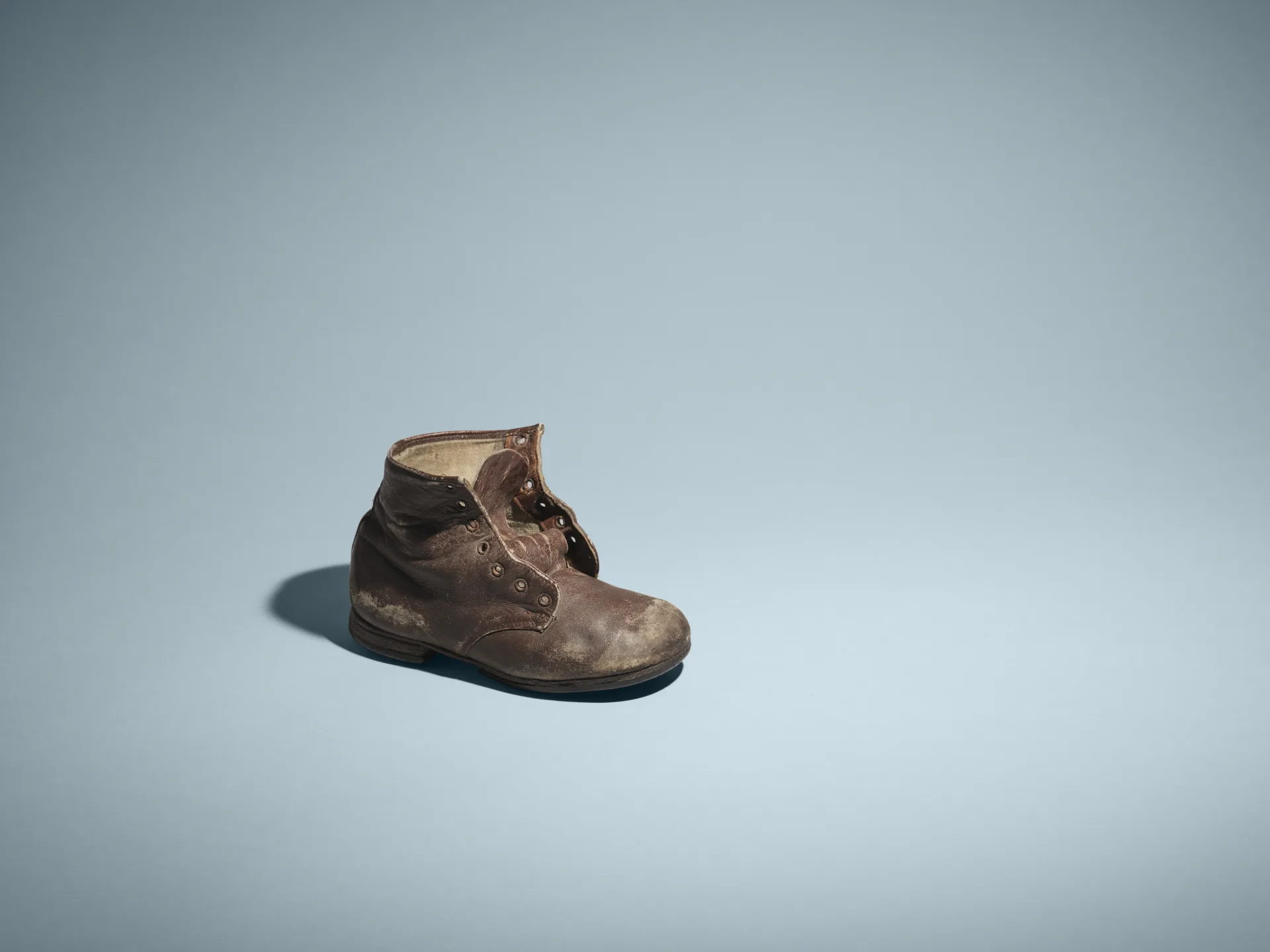 En brun skinnsko i barnstorlek